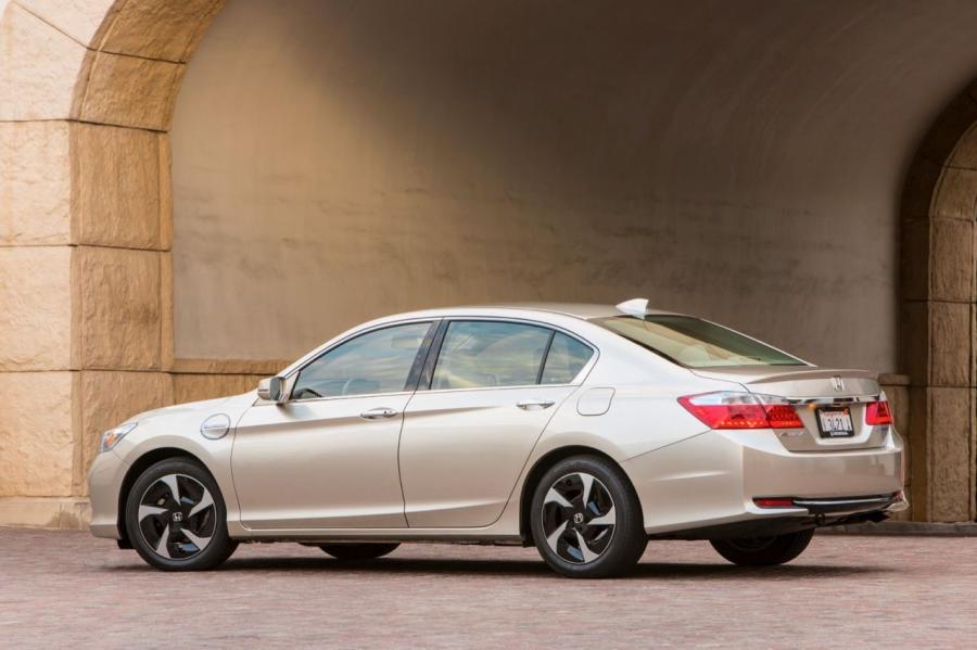  Honda Accord Plug-In Hybrid 2014 года  (фото 44 из 109)